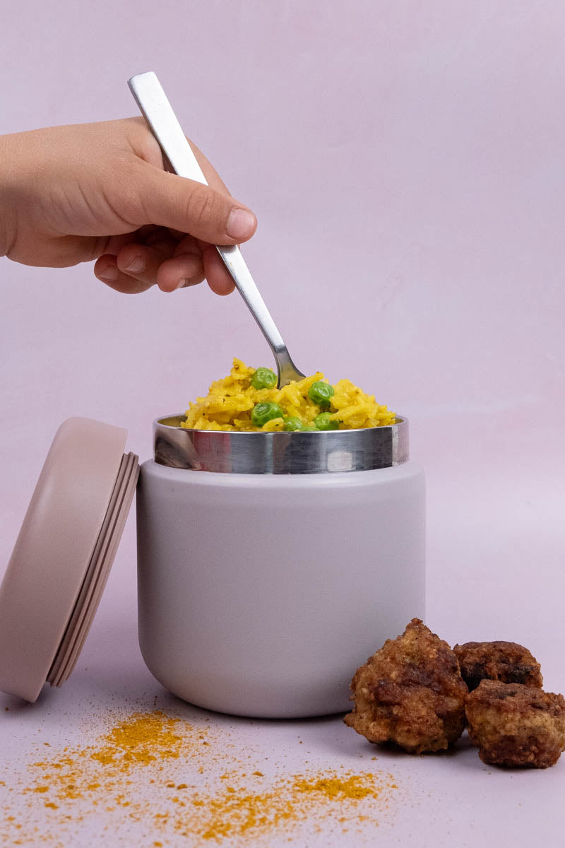 Mild karry-quinoarisotto med kyllingefrikadeller